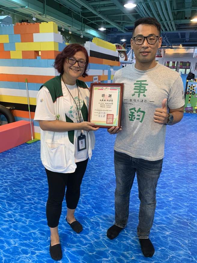 基隆寒冬送暖第一人是「他」！网友爬文曝关怀浪浪、送物资什么都关心。（吴康玮摄）