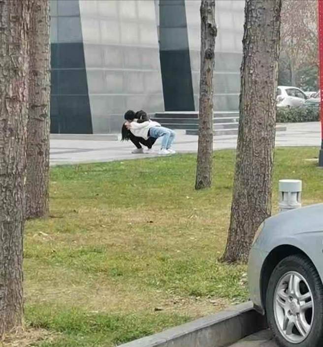 男女路边奇葩体位喇舌 网笑亏：这腰力床上还得了（图片取自／爆废公社二馆）