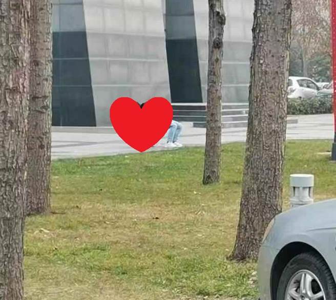 一对男女用下腰方式接吻（图片取自／爆废公社二馆）