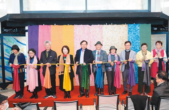 开幕剪彩（左四至左九）总统府国策顾问翁金珠女士、工艺中心许耿修主任、工艺家陈景林及马毓秀夫妇、华梵大学文学院林正仪院长、辅仁大学博物馆学研究所林秋芳教授。图╱工艺中心提供