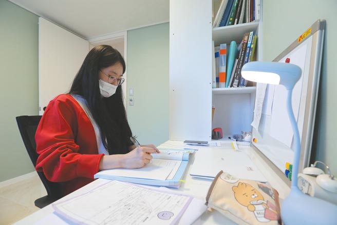 陌生的学校与自己图╱美联社