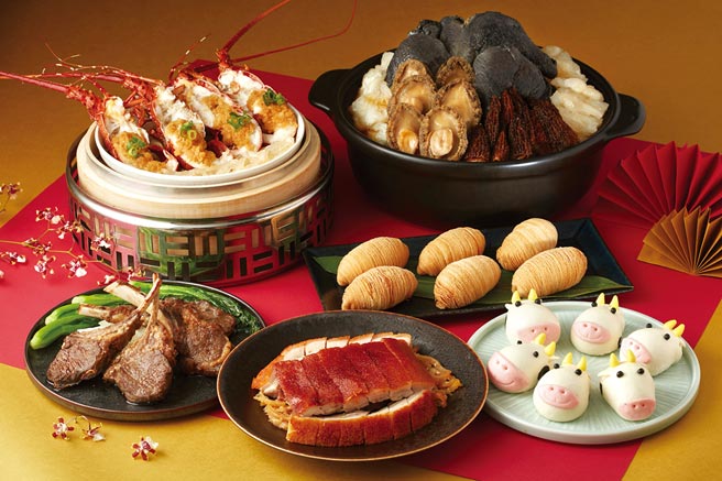 配合「你的年菜、我来准备」专案，除了可住台北喜来登客房，除夕当天更可提领辰园「五福祥瑞」外带年菜组。图／业者提供