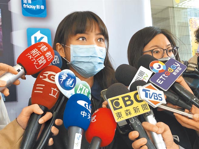 無黨籍高雄市議員黃捷罷免案公辦電視說明會昨登場，黃捷大部分發言時間都用來闡述問政成績，但未對瘦肉精零檢出表決時落跑正面回應。（洪浩軒攝）