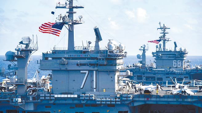 英国《金融时报》报导，共机日前侵犯台湾西南防空识别区（ADIZ），是在模拟攻击于邻近海域航行的美国「罗斯福号」航空母舰。图为「罗斯福号」（左）和「尼米兹号」（右）举行联合军演。（摘自美太平洋舰队脸书）