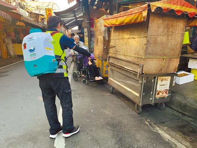 南桃园某市场昨下午紧急消毒，引发周边摊贩议论纷纷。（黄婉婷摄）