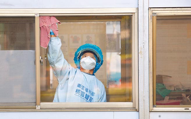 中央流行疫情指挥中心30日公布，国内新增4例本土新冠确诊病例。在桃园医院户外诊疗区内，清洁人员正忙着消毒环境。（范扬光摄）