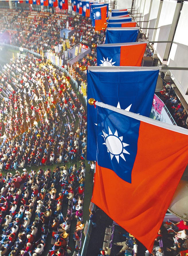 因為國徽與國民黨徽太接近，立法院通過時力提案，要求內政部2個月內評估有無修改現行國徽的必要性。行政院祕書長李孟諺昨日指出，修改國徽是高度政治議題，須審慎評估。（本報資料照片）