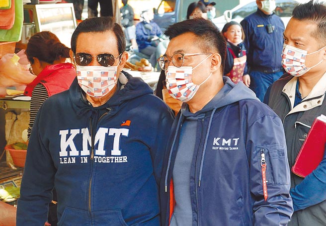 民进党呼吁国务机要费除罪化，遭疑为特赦扁铺路。前总统马英九（左）说，即使黄芳彦过世，扁案仍可查下去，这是两件事情。图为30日马英九与国民党主席江启臣（右二）前往北市草埔市场参加「反莱猪、拚公投」双公投连署宣讲活动。（姚志平摄）