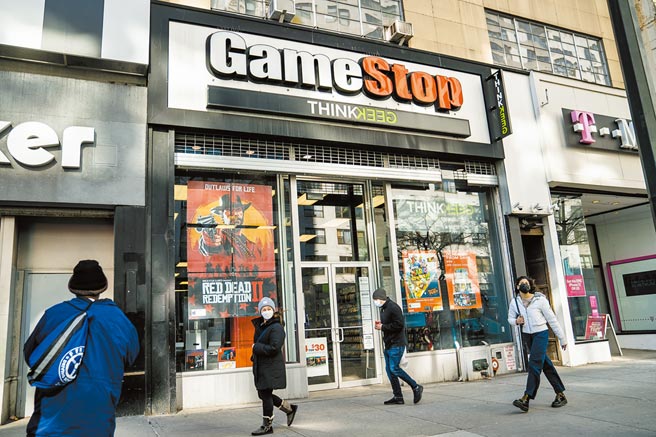 美国股市近期爆发「GameStop之乱」，散户狂买游戏零售连锁店GameStop股票，让这支股票狂飙。图为纽约一家GameStop零售店。（美联社）