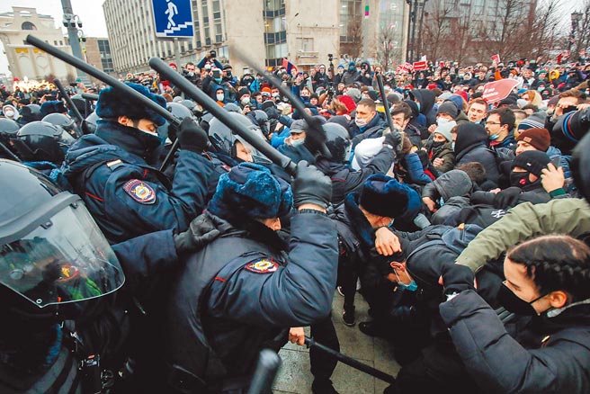 纳瓦尼的支持者不为所动，扬言31日再次发动全国性示威。图为俄罗斯示威民眾。（路透）