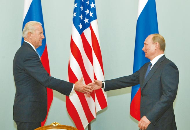 美国新总统拜登与俄罗斯总统普丁同意将《新削减战略武器条约》效期延长5年。图为2011年，时任美国副总统拜登（左）访问莫斯科，与时任俄国总理普丁会晤握手。（路透）