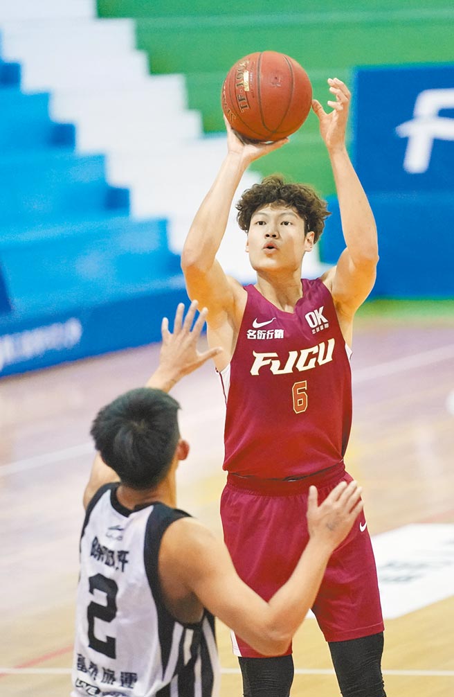 辅大前锋江均昨拿全队最高17分，且抓11篮板，是辅大险胜中州的最大功臣。（大专体总提供）