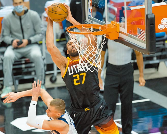 爵士中鋒戈貝爾雙手猛扣拿下兩分。（路透）