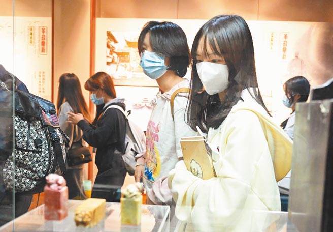 学测上周才刚结束，大陆已有10所陆校公布对台招生简章，其中不乏顶尖学府。图为在闽台生参加文化研习活动。（新华社）