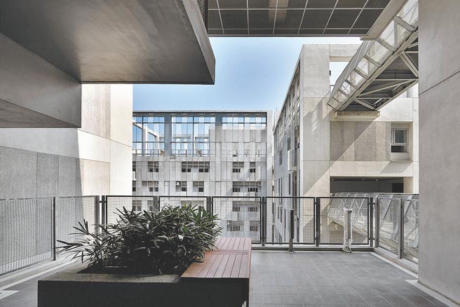 竹间联合建筑师事务所打造的台中太平育贤社会住宅，美感与亲切性皆具。（中华民国全国建筑师公会提供）