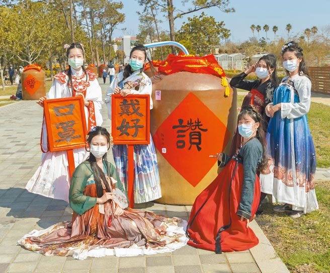 金门书法学会应邀在大酒瓮挥毫迎春，也写下「讚」网路用语。（金门县林务所提供／李金生金门传真）饮酒过量 有碍健康