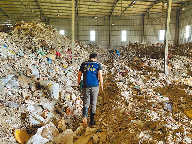 林口重劃區林姓地主一棟2000坪的鐵皮廠房，遭承租人惡意堆置超過1萬立方米內有不明含銅汙泥的事業廢棄物，估計清運費上億元。（環保局提供／李俊淇新北傳真）