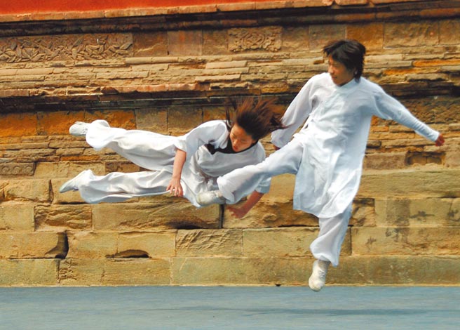 大陆体育总局为整治武术运动乱象，发出《清理整治武术乱象规范赛事活动管理办法》。图为武当山精武学院2位少年在练武。（新华社）