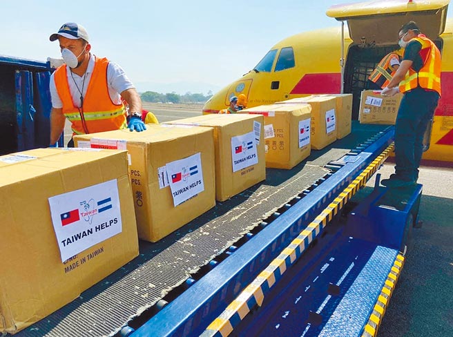 世界市长会议年会，讚扬台湾防疫有成且向全球慨捐口罩。图为2020年4月台湾捐赠1000万片口罩给全球疫情严重国家的医护人员。（摘自外交部推特）