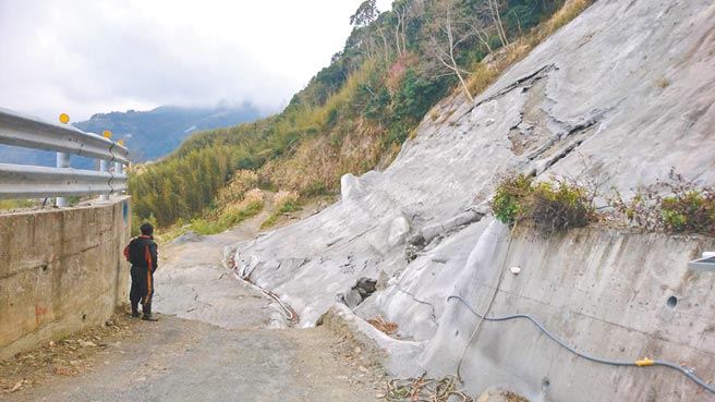 根据农委会水保局监测指出，復兴区1处边坡恐于2月4日发生崩塌意外，该道路现已拉上封锁线，禁止人车进出。（本报资料照片）