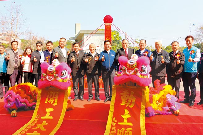 苗30线联大路整体改善工程30日举办动土典礼，交通部长林佳龙（右六起）、苗栗县长徐耀昌、教育部长潘文忠等人出席。（巫静婷摄）