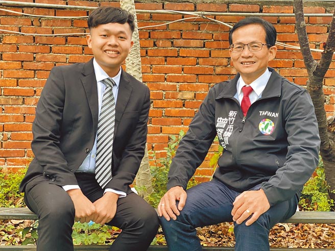 水源里第21届里长缺额补选结果由曾翰扬（左）当选，父亲曾资程（右）为现任市议员。（曾翰扬提供／邱立雅竹市传真）