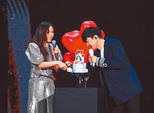 林俊傑（右）昨送上蛋糕為蔡健雅驚喜慶生。（盧禕祺攝）