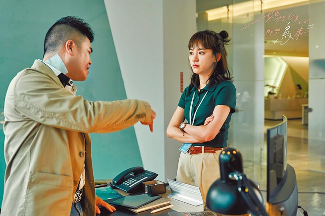 陈意涵（右）剧中被主管马国毕臭骂。（可米传媒提供）