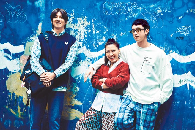 电影找来吴慷仁（右起）、艾怡良和傅孟柏诠释都会男女爱情故事。（华纳兄弟提供）