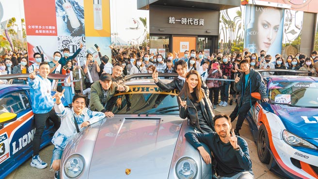 刘畊宏（左起）、柯有伦、范逸臣、高英轩、曹佑寧、昆凌、导演陈奕先、彭小刀昨南下高雄与影迷见面。（创映电影、量能影业提供）