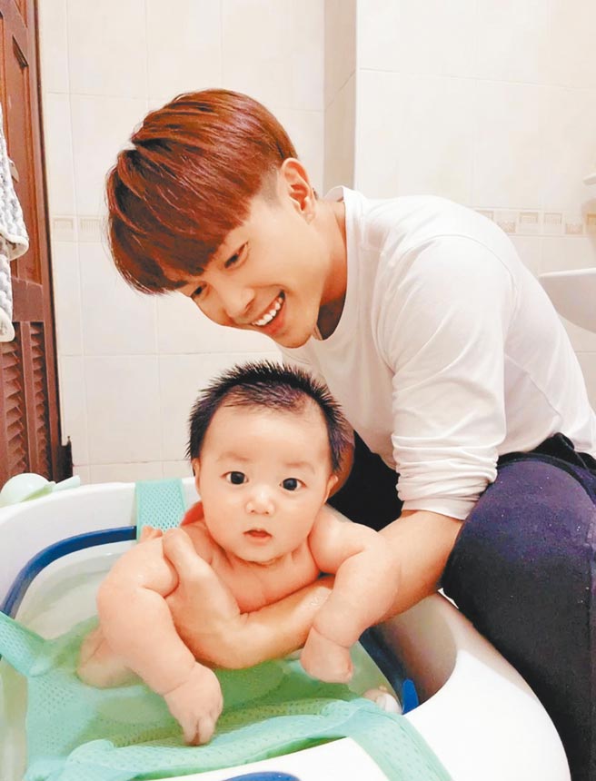 许仁杰乐当新手爸，帮儿子Domi洗香香。（摘自脸书）