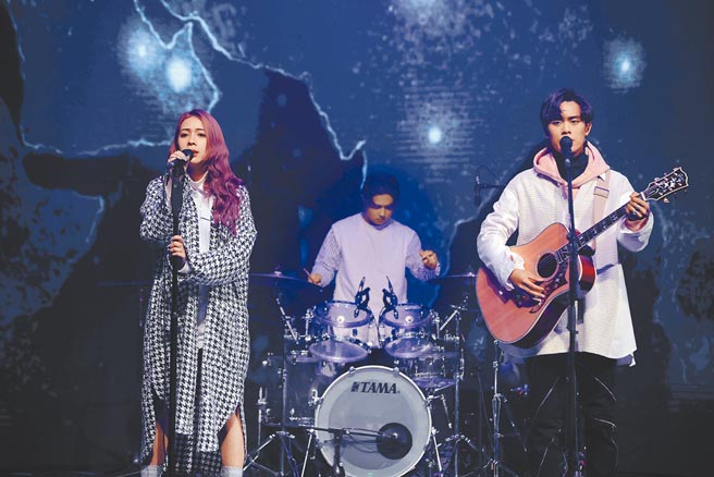 告五人在新歌首唱会上，演唱新歌〈运气来得若有似无〉、〈丑人多作怪〉等。（资料照片）