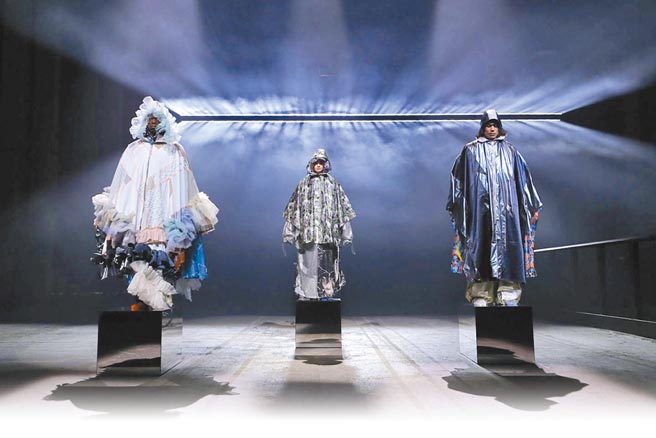 #DAMUR在柏林时装周登场，3位模特着品牌服饰，一件件褪去，以展现服装特色。（#DAMUR提供）