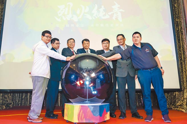 教育部主秘廖兴国（右三起）、黄克铭健康基金会董事长黄志诚、和泰大金总经理林鸿志、和泰汽车董事黄文瑞与3位评审共同出席和泰杯烈火纯青技能竞赛记者会。（和泰兴业大金空调提供）