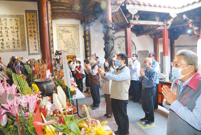 臺南市長黃偉哲提醒春節期間來廟參拜務必戴口罩，保持安全社交距離，此圖為黃偉哲昔日參拜照片。（臺南市政府民政局提供）