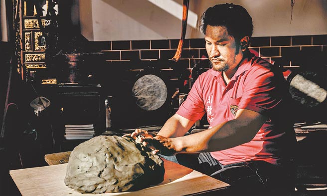 龙凤狮第5代传人吴登兴老师正在制作狮头。（中华舞蹈学会提供）