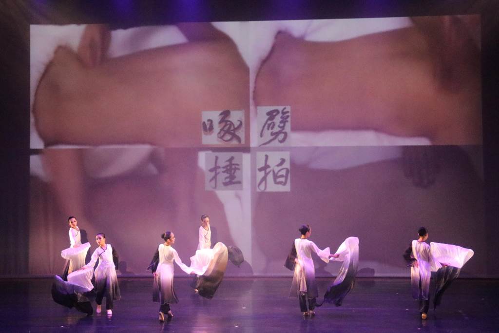 弘光妝品系副教授施珮緹結合舞蹈演繹新按摩藝術。（陳淑娥攝）