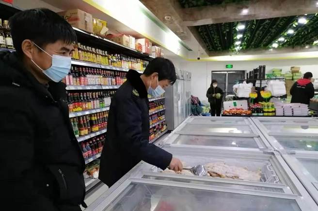 大陸專家表示，不論是死病或活病毒都能檢出核酸陽性，病毒經消化道感染可能性「極小」。圖為食品安全人員為冷凍食品採樣進行核酸檢測。（圖／微博）
