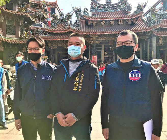 台北市议员罗智强（右）宣布，2日起将发动30辆罢免3Q陈柏惟公车进军台中，台中市议员罗廷玮（左起）、大里区立仁里长郑伯其声援罢免立委陈柏惟。（卢金足摄） 