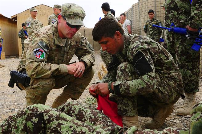 塔利班忧心拜登反悔，继续把美军留在阿富汗内。图为美军与阿富汗部队军事交流。(图/DVIDS)