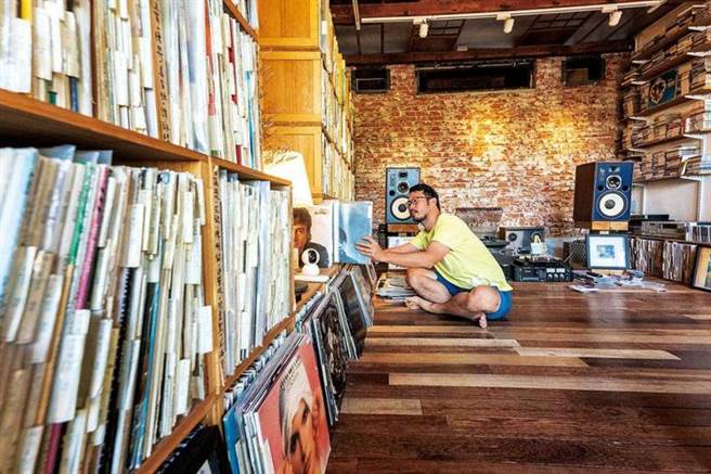 黑胶房是由菸楼改建而成，房客可在这里聆听喜爱的黑胶唱片或CD。（图／焦正德摄）