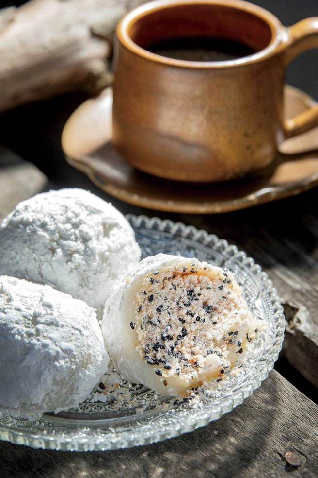 「花生麻糬」包着混合花生、芝麻的内馅，香气浓郁。（60元／5颗）（图／焦正德摄）