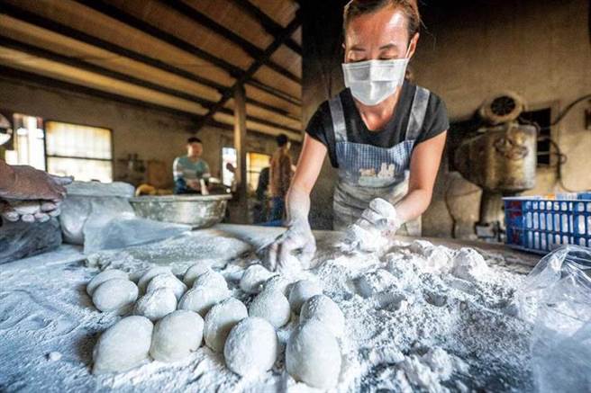「美浓傅家客家美食」的麻糬是用老的长糯米制作，蒸熟之后放凉才包馅。（图／焦正德摄）