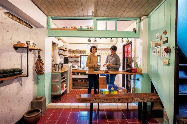 祺祺（左）将原本废弃不用的民宅，打造成「咖啡角落」，一点一滴实现梦想。（图／焦正德摄）