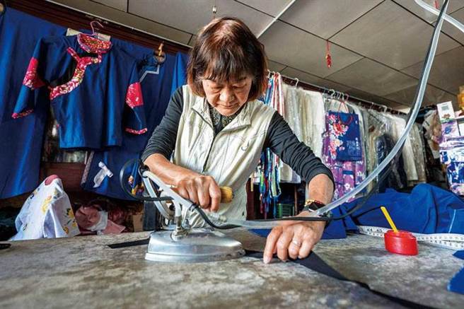 「美浓蓝衫锦兴行」老板娘锺凤娇传承了公公的技术，继续推广蓝衫客家文化。（图／焦正德摄）