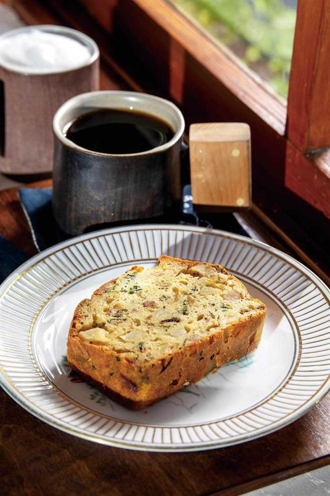 「浓咸蛋糕」使用了高雄147号米、美浓咸猪肉、马铃薯、蘑菇及九层塔，口感扎实丰富。（130元／份）（图／焦正德摄）