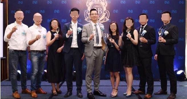 以日租套房成功致富的谢榜原，从台湾转战香港并进军影视圈，如今遭指控他以投资电影「乘风」为由，诈骗一名正妹200多万。（图／撷取自东网）