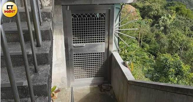 圆觉寺暂放骨灰罈的地下室离主建物有一段距离，相当偏远。（图／本刊影音组）