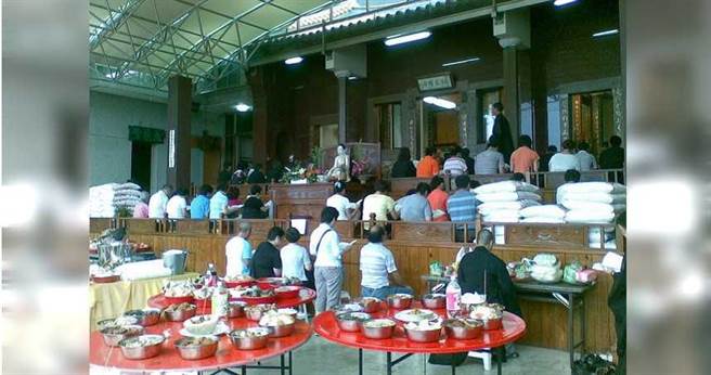 圆觉寺2011年举办法会，有许多信徒参与，场面隆重盛大。（图／翻摄震达房屋联谊会部落格）