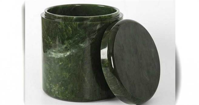 现行骨灰罈在骨灰放入后，上盖与罈身一般会使用硅胶密封，且有金属内胆，几乎不可能受潮。（图／翻摄买丧礼官网）